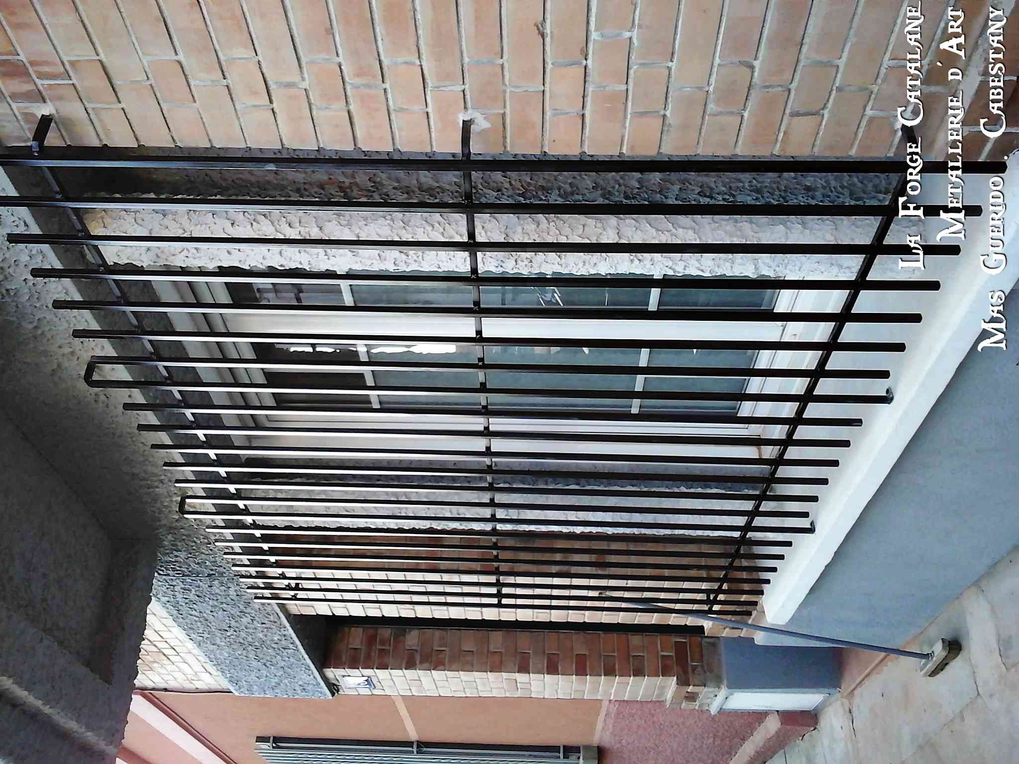 grille de protection fixe barreaudage droit forge catalane.jpg